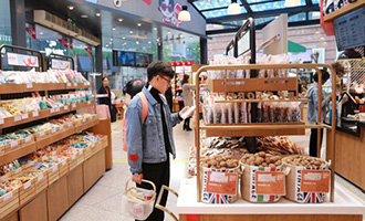 告別快遞哥 良品鋪子門店可以喝著下午茶取包裹